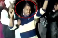 VIRAL VIDEO: कुख्यात गुंडाचा बारबालांसोबत 'तमंचे पे डिस्को'