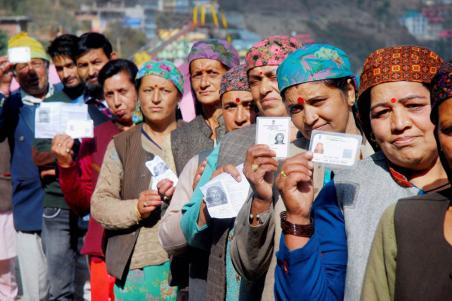 एबीपी-सीएसडीएसच्या एक्झिट पोल्समध्ये भाजपला 156 ते 169, सपा-काँग्रेस युतीला 156 ते 169 आणि बीएसपीच्या खात्यावर में 60 ते 71 जागा असतील असं सांगितलं होतं. टुडेज चाणक्यने भाजपला 285 जागा मिळतील असं म्हटलं होतं, सपा-कांग्रेसला 88 जागा तर बीएसपीला 27 जागांचं भाकित केलं होतं. एबीपी-सीएसडीएसच्या एक्झिट पोल्समध्ये भाजपला 156 ते 169, सपा-काँग्रेस युतीला 156 ते 169 आणि बीएसपीच्या खात्यावर में 60 ते 71 जागा असतील असं सांगितलं होतं. टुडेज चाणक्यने भाजपला 285 जागा मिळतील असं म्हटलं होतं, सपा-कांग्रेसला 88 जागा तर बीएसपीला 27 जागांचं भाकित केलं होतं.