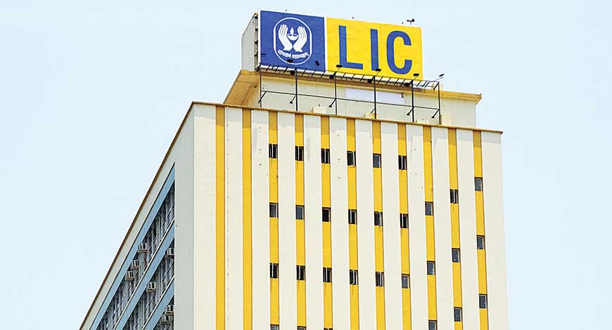 LIC ने नुकताच बँकिंग क्षेत्रातही आपलं नाव कोरलं आहे. जीवन वीमा निगमने एका सरकारी बँकेसोबत भागीदारी केलं असल्याची माहिती समोर आली आहे. LIC ने नुकताच बँकिंग क्षेत्रातही आपलं नाव कोरलं आहे. जीवन वीमा निगमने एका सरकारी बँकेसोबत भागीदारी केलं असल्याची माहिती समोर आली आहे.