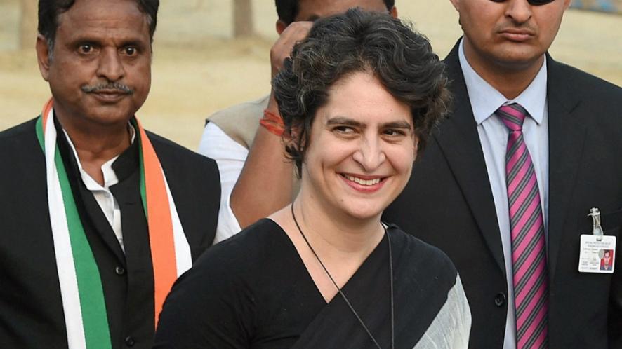 पुढे वाचा, कशी झाली प्रियंका यांची राजकारणात एंट्री? आगामी लोकसभा निवडणुकीच्या दृष्टीने काँग्रेसने एक महत्त्वाचा निर्णय घेत प्रियांका गांधी यांच्याकडे कॉंग्रेसच्या सरचिटणीसपदाची जबाबदारी सोपवली आहे. पुढे वाचा, कशी झाली प्रियंका यांची राजकारणात एंट्री? आगामी लोकसभा निवडणुकीच्या दृष्टीने काँग्रेसने एक महत्त्वाचा निर्णय घेत प्रियांका गांधी यांच्याकडे कॉंग्रेसच्या सरचिटणीसपदाची जबाबदारी सोपवली आहे.