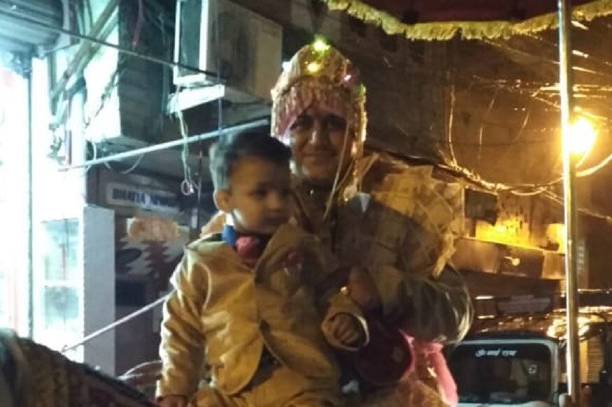 खाजगी वादातून एका तरुणाने लग्नाची वरात घेऊन जाणाऱ्या नवरदेवावर गोळी झाडली. यात नवरदेव राजीव जखमी झाला. खाजगी वादातून एका तरुणाने लग्नाची वरात घेऊन जाणाऱ्या नवरदेवावर गोळी झाडली. यात नवरदेव राजीव जखमी झाला.