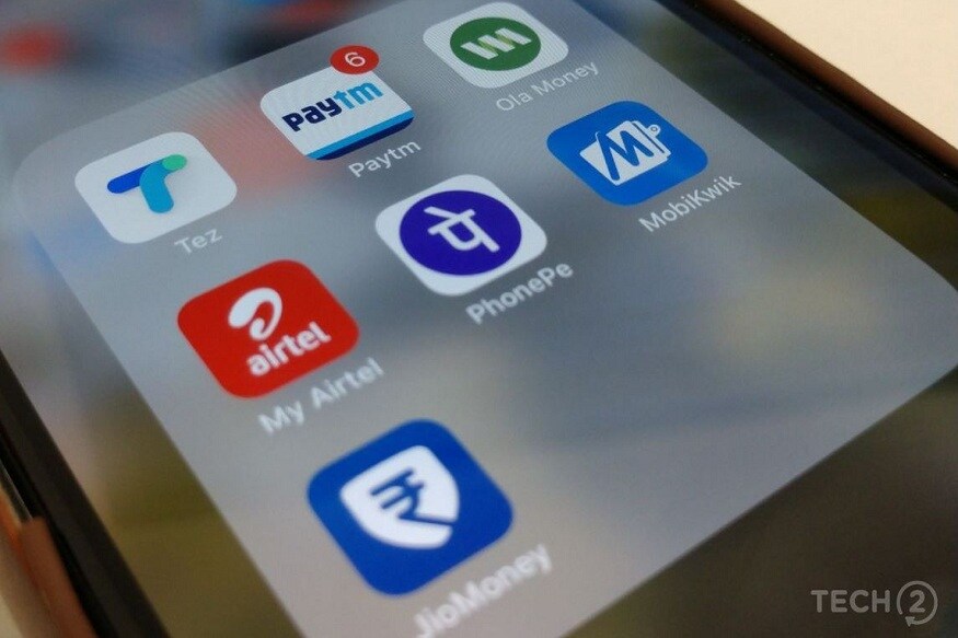 सध्या अनेक ठिकाणी डिजिटल पेमेंटने व्यवहार केले जातात. जर तुम्हीही Paytm, PhonePe यासारख्या मोबाइल वॉलेटचा वापर करत असाल तर रिझर्व्ह बँकेच्या नियमांची माहिती तुम्हाला असायला हवी. ऑनलाइन फ्रॉडमधून वाचण्यासाठी बँकेनं काही नियम तयार केले आहेत. याच्या आधारावर युजर्स कोणत्याही अनधिकृत व्यवहारांमध्ये फसत नाही किंवा नुकसान होत नाही. सध्या अनेक ठिकाणी डिजिटल पेमेंटने व्यवहार केले जातात. जर तुम्हीही Paytm, PhonePe यासारख्या मोबाइल वॉलेटचा वापर करत असाल तर रिझर्व्ह बँकेच्या नियमांची माहिती तुम्हाला असायला हवी. ऑनलाइन फ्रॉडमधून वाचण्यासाठी बँकेनं काही नियम तयार केले आहेत. याच्या आधारावर युजर्स कोणत्याही अनधिकृत व्यवहारांमध्ये फसत नाही किंवा नुकसान होत नाही.