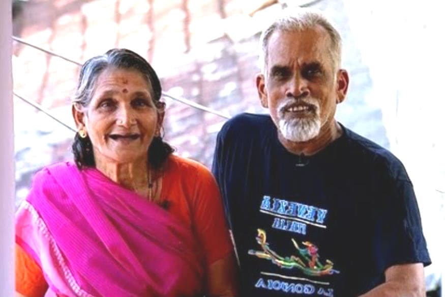 विजयन 68 वर्षांचे आहेत तर मोहना 67 वर्षांच्या आहेत. त्यांच्या चहाच्या दुकानाचं नाव 'श्री बालाजी कॉफी हाऊस' आहे. हे दोघजण सकाळपासूनच त्यांच्या कामाला सुरुवात करतात. ते संध्याकाळपर्यंत अशी काही बचत करतात की, ते त्या पैशांमध्ये 25 देश फिरले आहेत. विजयन 68 वर्षांचे आहेत तर मोहना 67 वर्षांच्या आहेत. त्यांच्या चहाच्या दुकानाचं नाव 'श्री बालाजी कॉफी हाऊस' आहे. हे दोघजण सकाळपासूनच त्यांच्या कामाला सुरुवात करतात. ते संध्याकाळपर्यंत अशी काही बचत करतात की, ते त्या पैशांमध्ये 25 देश फिरले आहेत.