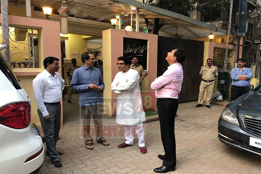 राज यांचा मुलगा अमित ठाकरे आणि मिताली बोरूडेचा मागील वर्षी 11 डिसेंबर 2017 रोजी साखरपुडा झाला होता. मोजक्याच नातेवाईकांच्या उपस्थितीत हा साखरपुडा महालक्ष्मीच्या टर्फ क्लबवर संपन्न झाला होता. आता अमित आणि मिताली हे लवकरच विवाहबंधनात अडकणार आहेत. राज यांचा मुलगा अमित ठाकरे आणि मिताली बोरूडेचा मागील वर्षी 11 डिसेंबर 2017 रोजी साखरपुडा झाला होता. मोजक्याच नातेवाईकांच्या उपस्थितीत हा साखरपुडा महालक्ष्मीच्या टर्फ क्लबवर संपन्न झाला होता. आता अमित आणि मिताली हे लवकरच विवाहबंधनात अडकणार आहेत.