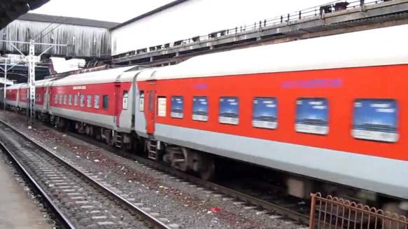 मुंबईतून मध्य रेल्वेवर धावणारी पहिलीच अशी ट्रेन असेल जी सीएसएमटी, कल्याण, नाशिक, जळगाव, खांडवा, भोपाळ, झासी, आग्रा या स्टेशनवरुन दिल्लीत पोहचेल. यात दोन हिंदी भाषिक राज्यांमधून राजधानी एक्सप्रेस दिल्लीत पोहचणार आहे. मुंबईतून मध्य रेल्वेवर धावणारी पहिलीच अशी ट्रेन असेल जी सीएसएमटी, कल्याण, नाशिक, जळगाव, खांडवा, भोपाळ, झासी, आग्रा या स्टेशनवरुन दिल्लीत पोहचेल. यात दोन हिंदी भाषिक राज्यांमधून राजधानी एक्सप्रेस दिल्लीत पोहचणार आहे.