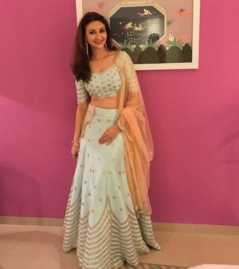 छोट्या पडद्यावरील अभिनेत्री सौम्या टंडनने 18 जानेवारीला एका चिमुकल्या बाळाला जन्म दिला आहे. (रविवारी) 20 जानेवारीला सौम्याला हॉस्पिटलमधून डिस्चार्ज दिला असून ती आणि बाळ दोघंही सुखरूप आहेत. छोट्या पडद्यावरील अभिनेत्री सौम्या टंडनने 18 जानेवारीला एका चिमुकल्या बाळाला जन्म दिला आहे. (रविवारी) 20 जानेवारीला सौम्याला हॉस्पिटलमधून डिस्चार्ज दिला असून ती आणि बाळ दोघंही सुखरूप आहेत.