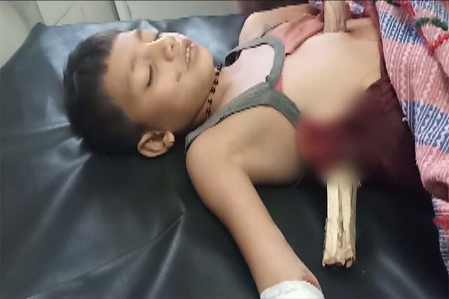 सध्याची परिस्थिती पाहता आपल्या बहिणीसाठी जीवाची बाजी लावणारा भाऊ राहिला नाही आणि भावाचं रक्षण करणारी बहिणदेखील पाहायला मिळत नाही. सध्याची परिस्थिती पाहता आपल्या बहिणीसाठी जीवाची बाजी लावणारा भाऊ राहिला नाही आणि भावाचं रक्षण करणारी बहिणदेखील पाहायला मिळत नाही.