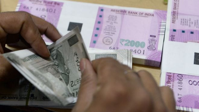 नोटबंदीनंतर भारतात 200, 500 आणि 2000च्या नवीन नोटा चलनात आल्या. त्या वापरण्याची परवानगी रिझर्व्ह बँकेनं अद्याप दिली नाही. त्यामुळे फक्त 100 रुपयांच्या नोटा नेपाळमध्ये चलनात स्वीकारल्या जातात. नोटबंदीनंतर भारतात 200, 500 आणि 2000च्या नवीन नोटा चलनात आल्या. त्या वापरण्याची परवानगी रिझर्व्ह बँकेनं अद्याप दिली नाही. त्यामुळे फक्त 100 रुपयांच्या नोटा नेपाळमध्ये चलनात स्वीकारल्या जातात.