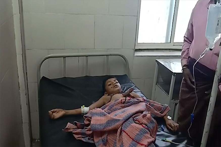 मध्य प्रदेशच्या बडवाणीमध्ये एक धक्कादायक प्रकार घडला आहे. आपल्या लहान बहिणीला खूश करण्यासाठी बोराच्या झाडावर चढला. तो बोर काढण्याचा प्रयत्न करत असतानाच असा काही खाली पडला की झाडाची काठी त्याच्या छातीतून आरपार झाली. मध्य प्रदेशच्या बडवाणीमध्ये एक धक्कादायक प्रकार घडला आहे. आपल्या लहान बहिणीला खूश करण्यासाठी बोराच्या झाडावर चढला. तो बोर काढण्याचा प्रयत्न करत असतानाच असा काही खाली पडला की झाडाची काठी त्याच्या छातीतून आरपार झाली.