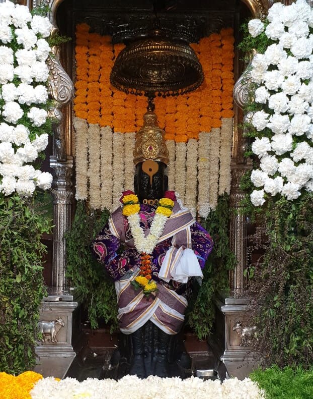 प्रजासत्ताक दिनाचे औचित्य साधत वारकऱ्यांचे श्रद्धास्थान असलेल्या विठुरायाचा गाभारा तीन रंगांच्या फुलांनी सजवण्यात आला आहे. प्रजासत्ताक दिनाचे औचित्य साधत वारकऱ्यांचे श्रद्धास्थान असलेल्या विठुरायाचा गाभारा तीन रंगांच्या फुलांनी सजवण्यात आला आहे.