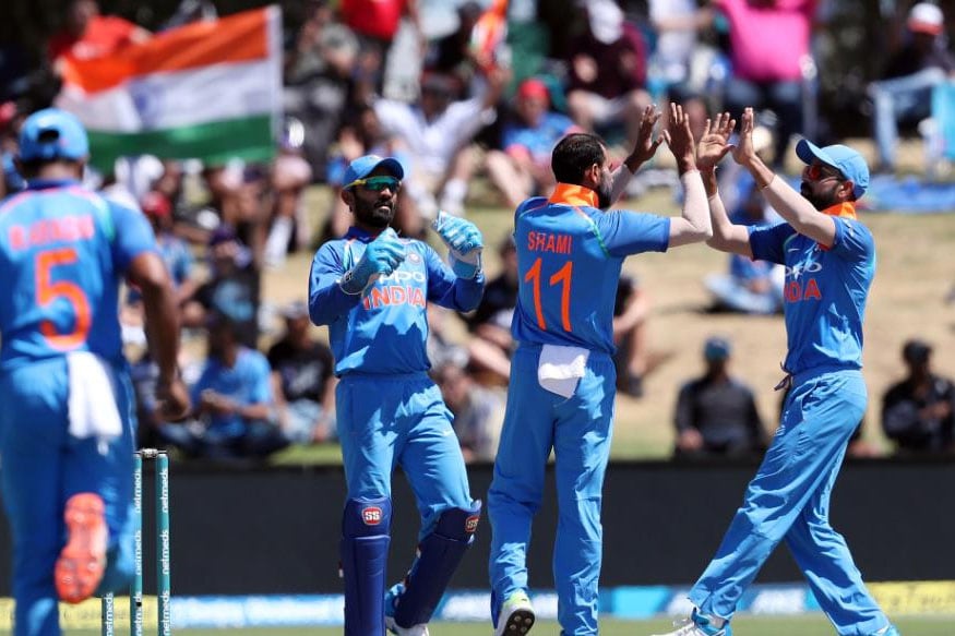 भारताला मालिकेत 3-0 ने विजयी आघाडी घेतली आहे. यात भारताचा गोलंदाज मोहम्मद शमीने चमकदार कामगिरी केली. त्याने तिसऱ्या सामन्यात 9 षटकांत 41 धावा देत तीन गडी बाद केले. भारताला मालिकेत 3-0 ने विजयी आघाडी घेतली आहे. यात भारताचा गोलंदाज मोहम्मद शमीने चमकदार कामगिरी केली. त्याने तिसऱ्या सामन्यात 9 षटकांत 41 धावा देत तीन गडी बाद केले.
