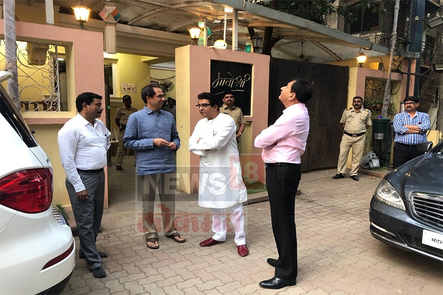 मुंबई, 5 जानेवारी : मनसे अध्यक्ष राज ठाकरे हे शिवसेना पक्षप्रमुख उद्धव ठाकरे यांचं निवासस्थान असणाऱ्या मातोश्रीवर गेले होते. या भेटीचे EXCLUSIVE फोटो समोर आले आहेत. मुंबई, 5 जानेवारी : मनसे अध्यक्ष राज ठाकरे हे शिवसेना पक्षप्रमुख उद्धव ठाकरे यांचं निवासस्थान असणाऱ्या मातोश्रीवर गेले होते. या भेटीचे EXCLUSIVE फोटो समोर आले आहेत.