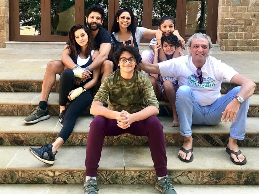 फरहान- शिबानीचे फोटो त्यांचे मित्रमंडळी, नातेवाईकही शेअर करत आहेत. तरीही दोघांनी जाहीरपणे रिलेशनशिपबद्दल काही वक्तव्य केलेलं नाही. फरहान- शिबानीचे फोटो त्यांचे मित्रमंडळी, नातेवाईकही शेअर करत आहेत. तरीही दोघांनी जाहीरपणे रिलेशनशिपबद्दल काही वक्तव्य केलेलं नाही.