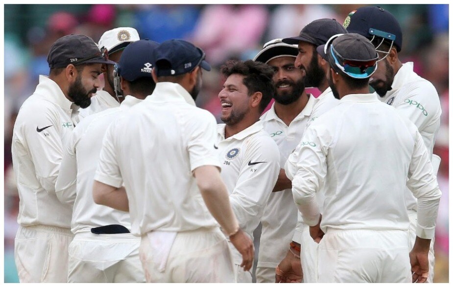ऑस्ट्रेलियात सुरु असलेल्या चौथ्य़ा आणि शेवटच्या कसोटी सामन्यात भारतीय संघाने पहिल्या डावात ६२२ धावांचा डोंगर उभा केला होता. धावांचा पाठलाग करताना कांगारुंनी ३०० धावांत आपला गाशा गुंडाळला. शेवटच्या कसोटी सामन्यात कर्णधार विराट कोहलीने दाखवलेला विश्वास सार्थ ठरवत कुलदीप यादवने पहिल्या डावात ५ गडी बाद केले. ऑस्ट्रेलियात सुरु असलेल्या चौथ्य़ा आणि शेवटच्या कसोटी सामन्यात भारतीय संघाने पहिल्या डावात ६२२ धावांचा डोंगर उभा केला होता. धावांचा पाठलाग करताना कांगारुंनी ३०० धावांत आपला गाशा गुंडाळला. शेवटच्या कसोटी सामन्यात कर्णधार विराट कोहलीने दाखवलेला विश्वास सार्थ ठरवत कुलदीप यादवने पहिल्या डावात ५ गडी बाद केले.