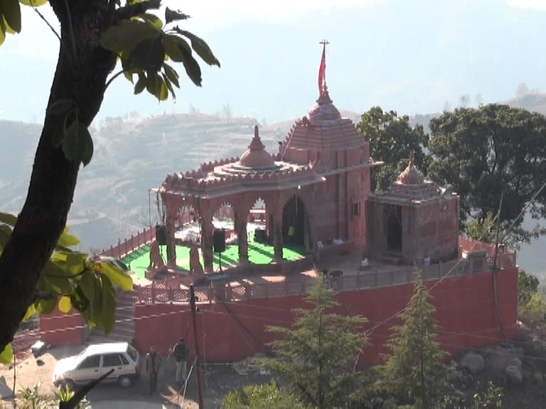 कंगनाने पैतुक गावात त्यांच्या कुलदेवीचं मंदीर बांधलं आहे. या मंदिराचं संपूर्ण बांधकाम पूर्ण झालं असून रविवारी मंदिराच्या सर्व विधी करून मुर्तीची स्थापना करण्यात येणार आहे. कंगनाने पैतुक गावात त्यांच्या कुलदेवीचं मंदीर बांधलं आहे. या मंदिराचं संपूर्ण बांधकाम पूर्ण झालं असून रविवारी मंदिराच्या सर्व विधी करून मुर्तीची स्थापना करण्यात येणार आहे.