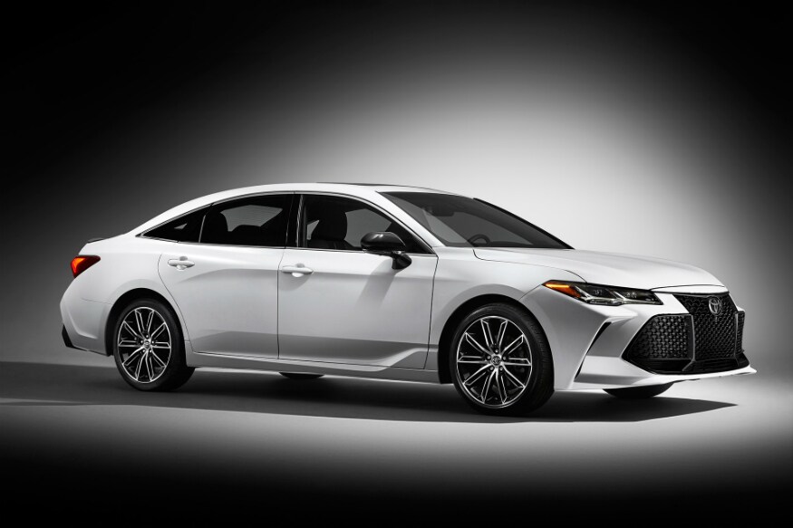 Toyota Camry : जपानची आणखी एक कंपनी टोयोटा आता नव्याने Camry ला लाँच करणार आहे. 18 जानेवारी 2019 रोजी हे मॉडेल लाँच होणार आहे. आंतरराष्ट्रीय बाजारात ही कार आठव्या जनरेशनची आहे. नव्या Camry चा स्टाईलिश लूक असणार आहे. या कारचे इंजिन हे 2.5-लीटर, 4 सिलेंडर पेट्रोल आहे. यातून 174 bhp पॉवर आणि 221 Nm एवढा पिक टॉर्क जेनरेट होईल. या कारची किंमत किती असेल हे अद्याप गुलदस्त्यात ठेवण्यात आले आहे. या कारचा सामना थेट Accord Hybrid आणि Skoda Superb सोबत होणार आहे. Toyota Camry : जपानची आणखी एक कंपनी टोयोटा आता नव्याने Camry ला लाँच करणार आहे. 18 जानेवारी 2019 रोजी हे मॉडेल लाँच होणार आहे. आंतरराष्ट्रीय बाजारात ही कार आठव्या जनरेशनची आहे. नव्या Camry चा स्टाईलिश लूक असणार आहे. या कारचे इंजिन हे 2.5-लीटर, 4 सिलेंडर पेट्रोल आहे. यातून 174 bhp पॉवर आणि 221 Nm एवढा पिक टॉर्क जेनरेट होईल. या कारची किंमत किती असेल हे अद्याप गुलदस्त्यात ठेवण्यात आले आहे. या कारचा सामना थेट Accord Hybrid आणि Skoda Superb सोबत होणार आहे.