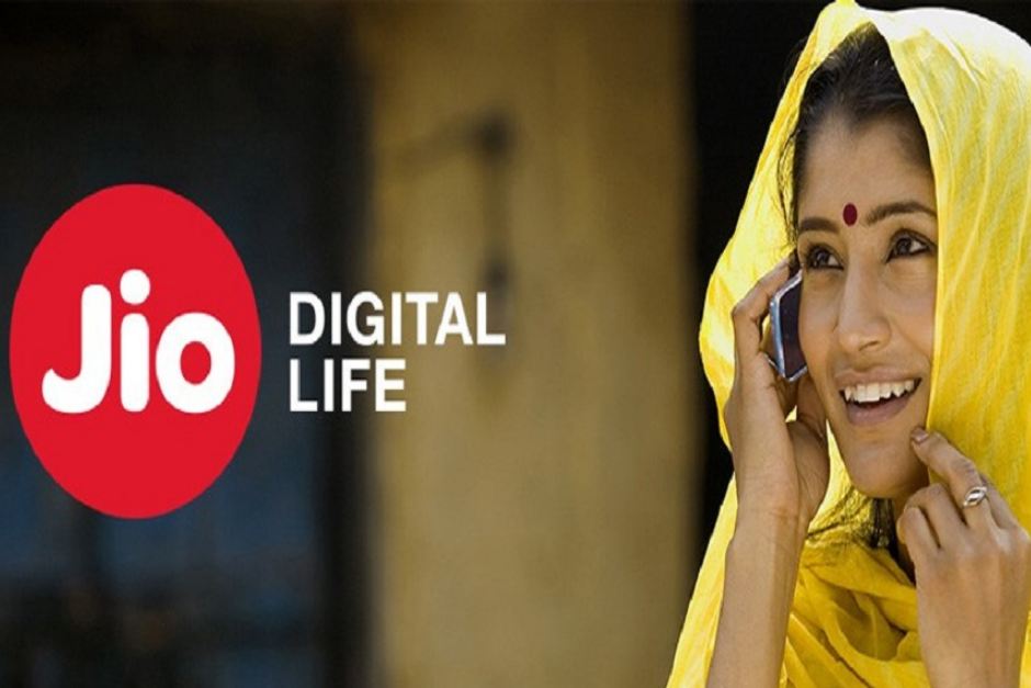 52 रुपयांच्या प्लॅनमध्ये तुम्हाला सात दिवसांसाठी प्रत्येक दिवसाला 0.15GB डेटा आणि अनलिमिटेड कॉलिंगची सुविधा देण्यात येते. प्रत्येक दिवसाला दिला जाणाऱ्या डेटाचा पूर्ण वापर केल्यास इंडरनेचं स्पीड 64Kbps इतकं दिलं जाईल. म्हणजेच ग्राहकांना अनलिमिटेड इंटरनेटचा वापर करता येणार आहे. आणि प्रत्येक दिवसाला अनलिमिडेट कॉलिंगसोबत 70 SMSची सेवाही देण्यात आली आहे. 52 रुपयांच्या प्लॅनमध्ये तुम्हाला सात दिवसांसाठी प्रत्येक दिवसाला 0.15GB डेटा आणि अनलिमिटेड कॉलिंगची सुविधा देण्यात येते. प्रत्येक दिवसाला दिला जाणाऱ्या डेटाचा पूर्ण वापर केल्यास इंडरनेचं स्पीड 64Kbps इतकं दिलं जाईल. म्हणजेच ग्राहकांना अनलिमिटेड इंटरनेटचा वापर करता येणार आहे. आणि प्रत्येक दिवसाला अनलिमिडेट कॉलिंगसोबत 70 SMSची सेवाही देण्यात आली आहे.