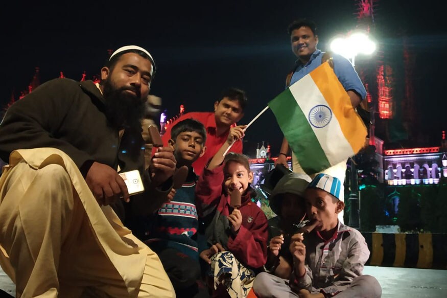 लहान मुलांचा फोटो काढताना तिथं आलेल्या तरुणांना देखील त्यांच्यासोबत फोटो काढण्याचा मोह आवरला नाही. लहान मुलांचा फोटो काढताना तिथं आलेल्या तरुणांना देखील त्यांच्यासोबत फोटो काढण्याचा मोह आवरला नाही.