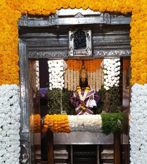 भारताच्या तिरंग्यात भगवा, पांढरा आणि हिरवा रंग आहेत. यात भगवा रंग शौर्याचं, पांढरा रंग तर हिरवा रंग समृद्धीचं प्रतिक आहे. भारताच्या तिरंग्यात भगवा, पांढरा आणि हिरवा रंग आहेत. यात भगवा रंग शौर्याचं, पांढरा रंग तर हिरवा रंग समृद्धीचं प्रतिक आहे.