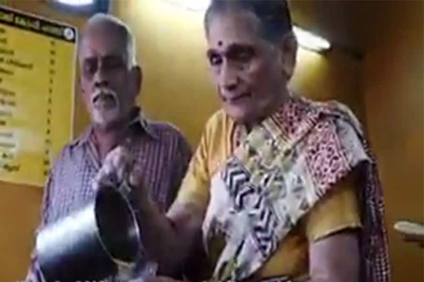 1963 ला त्यांनी चहाची टपरी सुरू केली होती. आता ते वयाच्या सत्तरीत आहेत. पण तरीदेखील त्यांचा व्यवसाय भक्कम सुरू आहे. शक्यतो या वयात इतर लोक अंथरुणात लोळतात. पण हे दोघं मात्र अजूनही त्याच जोशात काम करत आहेत. 1963 ला त्यांनी चहाची टपरी सुरू केली होती. आता ते वयाच्या सत्तरीत आहेत. पण तरीदेखील त्यांचा व्यवसाय भक्कम सुरू आहे. शक्यतो या वयात इतर लोक अंथरुणात लोळतात. पण हे दोघं मात्र अजूनही त्याच जोशात काम करत आहेत.