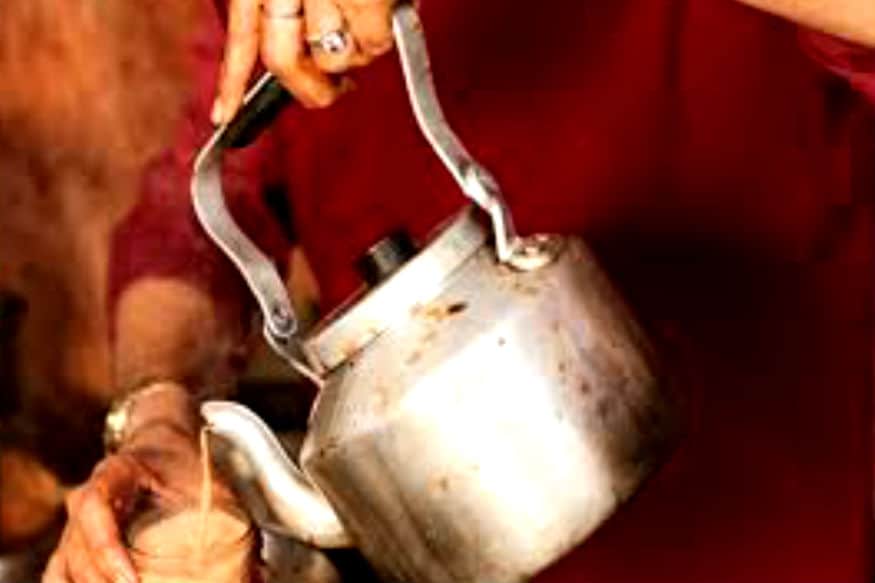 कोच्चीला राहणारं वृद्ध दांपत्य विजयन आणि मोहना हे जगभरातले 25 देश फिरले आहेत. तेही फक्त त्यांच्या चहाच्या जोरावर कोच्चीला राहणारं वृद्ध दांपत्य विजयन आणि मोहना हे जगभरातले 25 देश फिरले आहेत. तेही फक्त त्यांच्या चहाच्या जोरावर