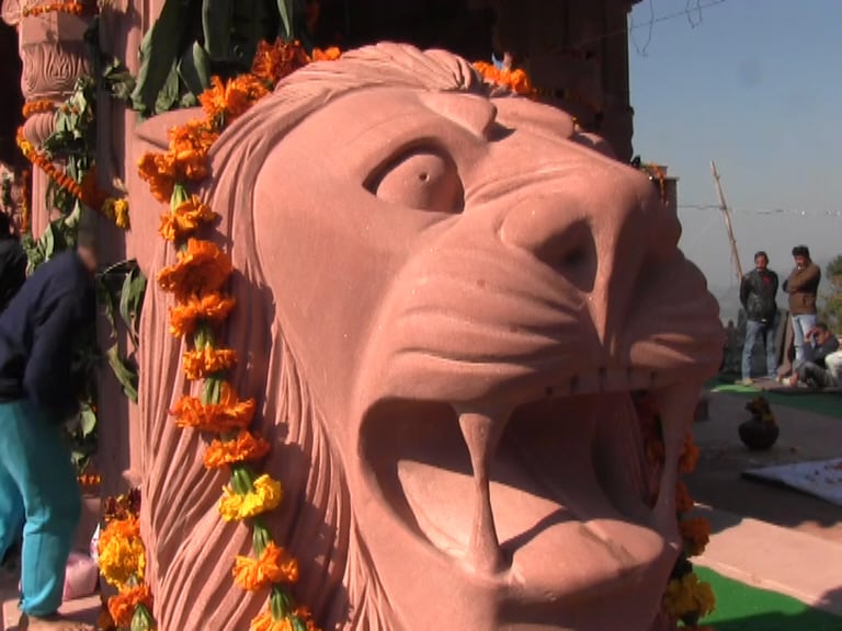 खरतर गेल्या अनेक दिवसांपासून कंगनाच्या आईच्या स्वप्नात एक कन्या दिसत होती. या एकंदरीत स्वप्नाबाबत त्यांनी ब्राह्मणाकडे विचारपूस केली. त्यावेळी स्वप्नात येणारी कन्या ही कंगना यांचं कुलदेव असल्याचं त्यांना सांगितलं गेलं. खरतर गेल्या अनेक दिवसांपासून कंगनाच्या आईच्या स्वप्नात एक कन्या दिसत होती. या एकंदरीत स्वप्नाबाबत त्यांनी ब्राह्मणाकडे विचारपूस केली. त्यावेळी स्वप्नात येणारी कन्या ही कंगना यांचं कुलदेव असल्याचं त्यांना सांगितलं गेलं.