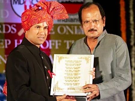 क्रिकेटच्या मैदानावर शांत असणाऱ्या सचिनच्या ड्रेसिंगरूम आणि इतरवेळी खट्याळ वागणुकीचा एक किस्सा दिवंगत माजी कर्णधार अजित वाडेकर यांनी शेअर केला होता. क्रिकेटच्या मैदानावर शांत असणाऱ्या सचिनच्या ड्रेसिंगरूम आणि इतरवेळी खट्याळ वागणुकीचा एक किस्सा दिवंगत माजी कर्णधार अजित वाडेकर यांनी शेअर केला होता.