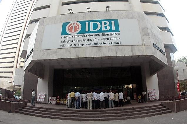 IDBI बँकेचे साधारण दीड कोटी रिटेल ग्राहक आणि 18,000 कर्मचारी आहेत. बँकेच्या 1800 शाखांमध्ये LIC पॉलसी विकण्यासाठी टच पॉइंटसच्या तत्वाचा वापर केला जाऊ शकतो असं रेग्यलेटरी फाइलिंगमध्ये बँकेनं सांगितलं आहे. IDBI बँकेचे साधारण दीड कोटी रिटेल ग्राहक आणि 18,000 कर्मचारी आहेत. बँकेच्या 1800 शाखांमध्ये LIC पॉलसी विकण्यासाठी टच पॉइंटसच्या तत्वाचा वापर केला जाऊ शकतो असं रेग्यलेटरी फाइलिंगमध्ये बँकेनं सांगितलं आहे.