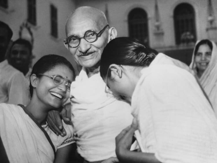 हिंसेच्या मार्गाने एखादी गोष्ट साध्य होते तेव्हा ते यश तात्पुरते असते. त्यामुळे होणारे नुकसान मात्र दीर्घकालीन असते हिंसेच्या मार्गाने एखादी गोष्ट साध्य होते तेव्हा ते यश तात्पुरते असते. त्यामुळे होणारे नुकसान मात्र दीर्घकालीन असते