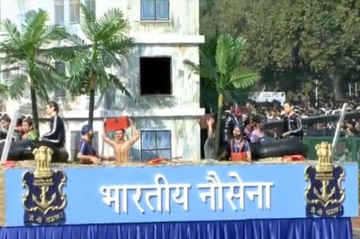 संविधान 26 जानेवारी 1950 ला सकाळी 10 वाजून 18 मिनिटांनी लागू करण्यात आले. 
