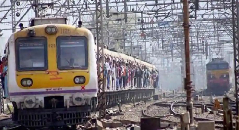 ट्रेनमधील गर्दीचं प्रमाण कमी होण्यासाठी रेल्वेच्या फेऱ्या वाढव्या आणि ट्रॅकचं दुपट्टीकरण करण्यासाठी लागणाऱ्या निधीबाबत रेल्वे मंत्रालयानं वित्ती मंत्रालयाला सांगितलं आहे. रेल्वे मंत्रालयाने दिलेल्या प्रस्तावात 30 टक्के जास्त बजेटची मदत मागितली आहे. ट्रेनमधील गर्दीचं प्रमाण कमी होण्यासाठी रेल्वेच्या फेऱ्या वाढव्या आणि ट्रॅकचं दुपट्टीकरण करण्यासाठी लागणाऱ्या निधीबाबत रेल्वे मंत्रालयानं वित्ती मंत्रालयाला सांगितलं आहे. रेल्वे मंत्रालयाने दिलेल्या प्रस्तावात 30 टक्के जास्त बजेटची मदत मागितली आहे.