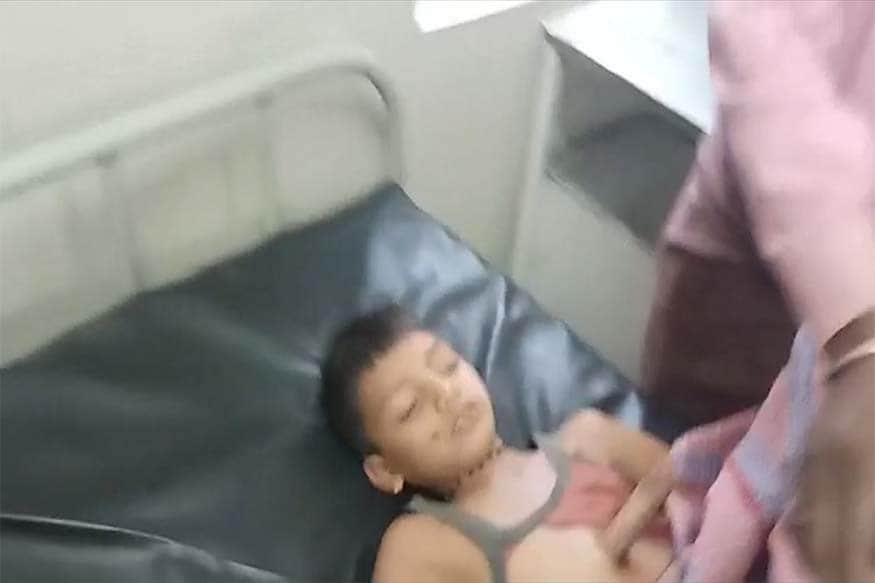 छातीतून पाठीच्या बाजूने लाकूड बाहेर निघाल्यामुळे त्यांच्या शरिरामध्ये अनेक जखमा झाल्याचं डॉक्टरांनी सांगितलं आहे. छातीतून पाठीच्या बाजूने लाकूड बाहेर निघाल्यामुळे त्यांच्या शरिरामध्ये अनेक जखमा झाल्याचं डॉक्टरांनी सांगितलं आहे.
