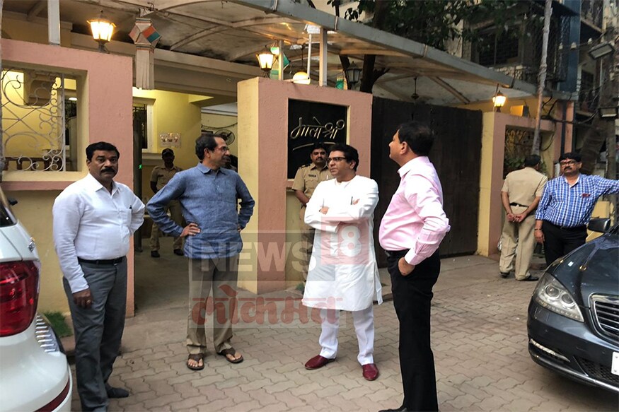 सध्या अमित ठाकरेच्या लग्नाची गडबड आहे. या लग्नासाठी काही महत्त्वाच्या आणि मोजक्याच लोकांना आमंत्रण देणार असल्याचं राज ठाकरे यांनी म्हटलं आहे. सध्या अमित ठाकरेच्या लग्नाची गडबड आहे. या लग्नासाठी काही महत्त्वाच्या आणि मोजक्याच लोकांना आमंत्रण देणार असल्याचं राज ठाकरे यांनी म्हटलं आहे.