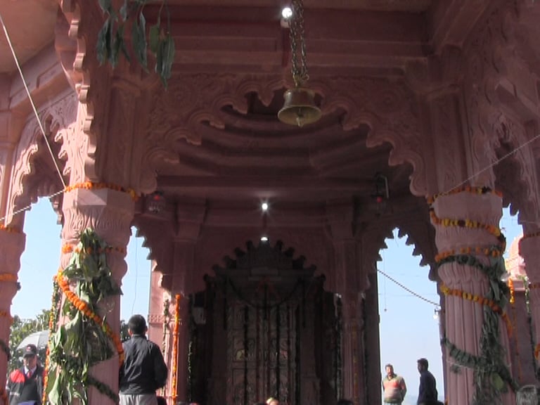दीडशे वर्षापूर्वी कंगनाचे पूर्वज राजस्थानमधून मंडी इथं येऊन स्थायिक झाले. त्यानंतर तिच्या कुटुंबातील लोकांना त्यांच्या कुलदेवीबाबत काहीही माहित नव्हतं. दीडशे वर्षापूर्वी कंगनाचे पूर्वज राजस्थानमधून मंडी इथं येऊन स्थायिक झाले. त्यानंतर तिच्या कुटुंबातील लोकांना त्यांच्या कुलदेवीबाबत काहीही माहित नव्हतं.