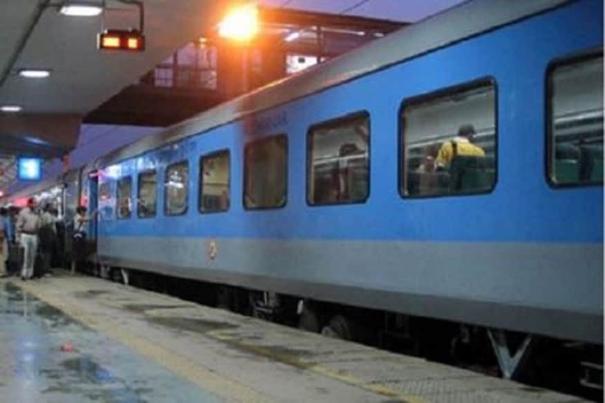 पश्चिम रेल्वेने अॅप्रेंटिसच्या 3 हजार 553 इतक्या पदांसाठी अर्ज मागवले आहेत. यासाठीही वयाची अट 15 ते 24 वर्ष अशी आहे. या नोकरीसाठी 10 वी आणि आयटीआय उत्तीर्ण असणं आवश्यक आहे. या पदासाठी अर्ज करण्याची मुदत 9 जानेवारीपर्यंत आहे. रेल्वेच्या wr.indianrailways.gov.in या वेबसाइटवर ऑनलाइन अर्ज करता येतात. पश्चिम रेल्वेने अॅप्रेंटिसच्या 3 हजार 553 इतक्या पदांसाठी अर्ज मागवले आहेत. यासाठीही वयाची अट 15 ते 24 वर्ष अशी आहे. या नोकरीसाठी 10 वी आणि आयटीआय उत्तीर्ण असणं आवश्यक आहे. या पदासाठी अर्ज करण्याची मुदत 9 जानेवारीपर्यंत आहे. रेल्वेच्या wr.indianrailways.gov.in या वेबसाइटवर ऑनलाइन अर्ज करता येतात.
