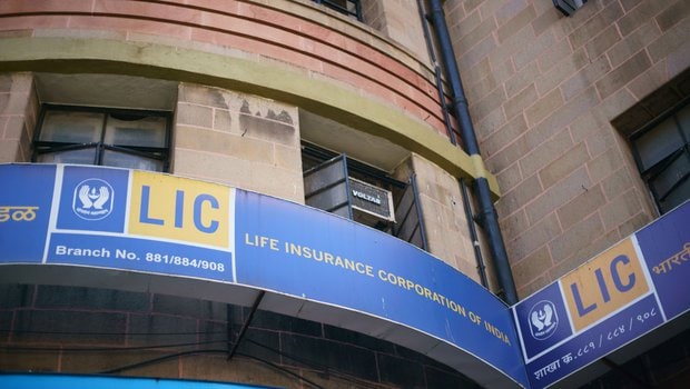 LIC ने IDBI बँकेचे प्रति शेअर 61 रुपयात खरेदी केले आहेत. विमा नियमक आणि प्राधिकरणाने मंजुरी दिल्यावर बँकेनं LIC ला प्रोमोटर रुपात मान्यता दिली आहे. LIC ने IDBI बँकेचे प्रति शेअर 61 रुपयात खरेदी केले आहेत. विमा नियमक आणि प्राधिकरणाने मंजुरी दिल्यावर बँकेनं LIC ला प्रोमोटर रुपात मान्यता दिली आहे.
