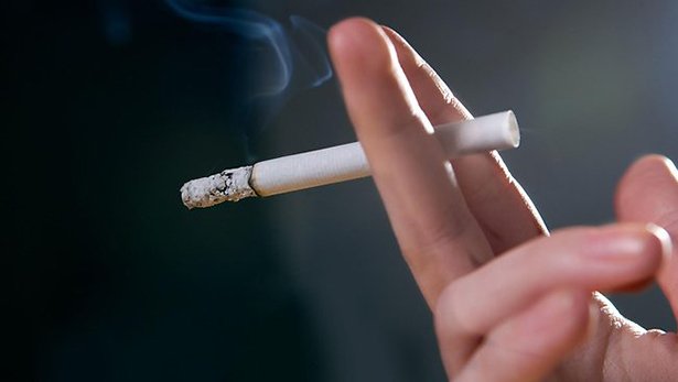 सिगरेटमुळं आपल्या कर्मचाऱ्यांना होणारा त्रास कमी करण्यासाठी एका कंपनीनं एक युक्ती लढवली आहे. यात त्या लोकांचा समावेश आहे जे सिगरेट ओढत नाहीत. त्यांना वर्षाला 6 जास्त सुट्ट्या दिल्या जाणार आहेत. सिगरेटमुळं आपल्या कर्मचाऱ्यांना होणारा त्रास कमी करण्यासाठी एका कंपनीनं एक युक्ती लढवली आहे. यात त्या लोकांचा समावेश आहे जे सिगरेट ओढत नाहीत. त्यांना वर्षाला 6 जास्त सुट्ट्या दिल्या जाणार आहेत.