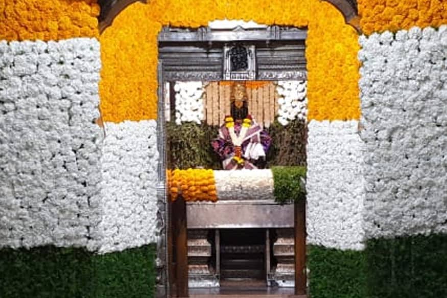 तिरंगी फुलांनी सजलेल्या गाभाऱ्यात विठ्ठल मुर्ती अधिकच मोहक दिसत आहे. पुढे वाचा...हा आहे खरा भारत! प्रजासत्ताक दिनानिमित्त पाहा खास PHOTOS तिरंगी फुलांनी सजलेल्या गाभाऱ्यात विठ्ठल मुर्ती अधिकच मोहक दिसत आहे. पुढे वाचा...हा आहे खरा भारत! प्रजासत्ताक दिनानिमित्त पाहा खास PHOTOS