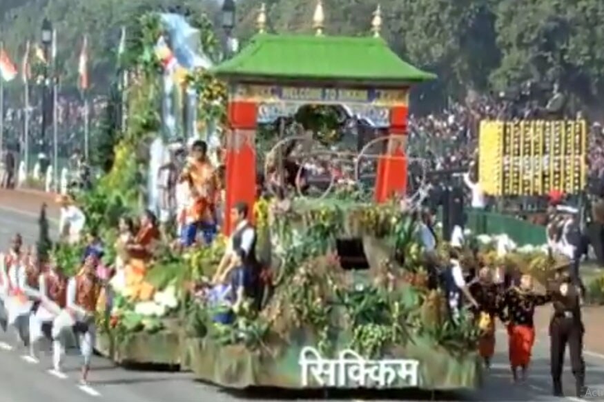 भारतीय संविधानाच्या दोन प्रती हाताने लिहण्यात आल्या होत्या. हिंदी आणि इंग्रजी भाषेत ते लिहलं होतं. भारतीय संविधानाच्या हस्तलिखित प्रती संसद भवनात ठेवण्यात आल्या आहेत. भारतीय संविधानाच्या दोन प्रती हाताने लिहण्यात आल्या होत्या. हिंदी आणि इंग्रजी भाषेत ते लिहलं होतं. भारतीय संविधानाच्या हस्तलिखित प्रती संसद भवनात ठेवण्यात आल्या आहेत.