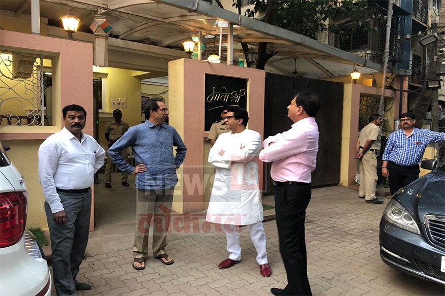 गेल्या काही दिवसांआधी राज ठाकरे हे त्यांच्या पत्नीसह सिद्धीविनायकाच्या दर्शनाला गेले होते. यावेळी राज यांनी अमितच्या लग्नाची पत्रिका सिद्धीविनायकाच्या चरणी ठेवली. गेल्या काही दिवसांआधी राज ठाकरे हे त्यांच्या पत्नीसह सिद्धीविनायकाच्या दर्शनाला गेले होते. यावेळी राज यांनी अमितच्या लग्नाची पत्रिका सिद्धीविनायकाच्या चरणी ठेवली.