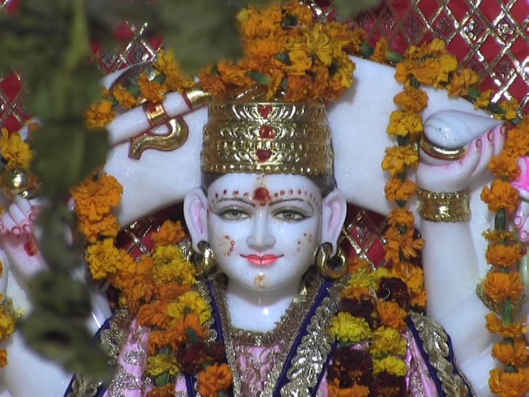 कंगनाची आई आशानं जेव्हा या स्वप्नाबाबत तिला सांगितलं तेव्हापासून कंगनानं आईचं स्वप्न पूर्ण करायचं ठरवलं आणि पैतुक गावातील धोबई इथं कुलदेवीचं मंदिर बांधलं आहे. मंदिरात अंबिका देवीच्या मुर्तीसोबत भगवान शंकराच्या मुर्तीचीदेखील स्थापना केली आहे. कंगनाची आई आशानं जेव्हा या स्वप्नाबाबत तिला सांगितलं तेव्हापासून कंगनानं आईचं स्वप्न पूर्ण करायचं ठरवलं आणि पैतुक गावातील धोबई इथं कुलदेवीचं मंदिर बांधलं आहे. मंदिरात अंबिका देवीच्या मुर्तीसोबत भगवान शंकराच्या मुर्तीचीदेखील स्थापना केली आहे.