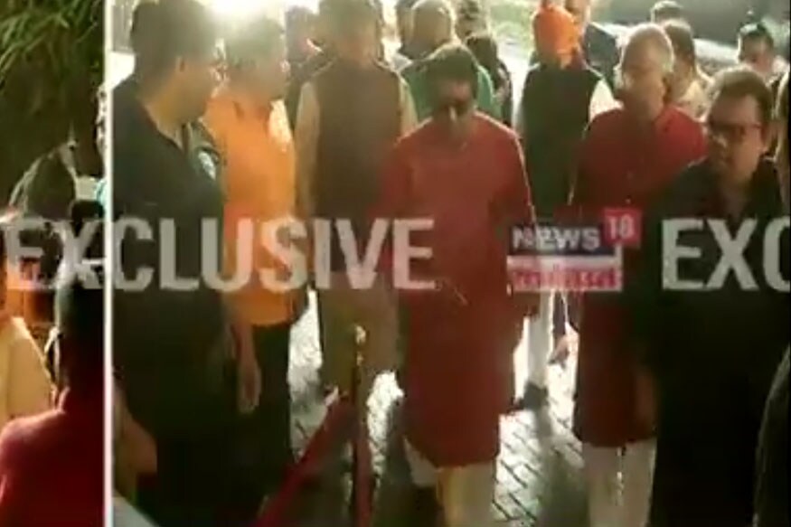 यावेळी मुलाच्या लग्नसोहळ्याला जाताना मनसे अध्यक्ष राज ठाकरे मराठमोळ्या पेहरावात पाहायला मिळाले. यावेळी मुलाच्या लग्नसोहळ्याला जाताना मनसे अध्यक्ष राज ठाकरे मराठमोळ्या पेहरावात पाहायला मिळाले.