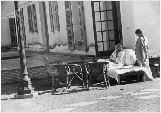 शेवटच्या काही दिवसांमध्ये गांधीजी बिर्ला हाऊसमध्ये होते. त्यावेळी हेन्री कार्टियर ब्रेसनने काढलेला फोटो. शेवटच्या काही दिवसांमध्ये गांधीजी बिर्ला हाऊसमध्ये होते. त्यावेळी हेन्री कार्टियर ब्रेसनने काढलेला फोटो.