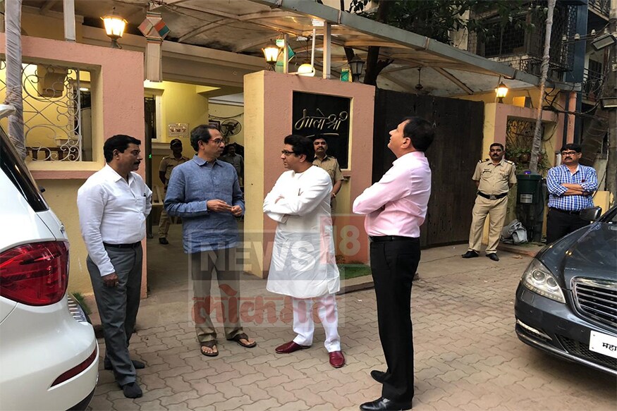 दरम्यान, राज ठाकरे आणि उद्धव ठाकरे यांच्या भेटीचे अनेक राजकीय अर्थ काढण्यात येत होते. पण या भेटीचे राजकीय अर्थ काढू नका असं मत विश्लेषकांनी व्यक्त केलं आहे. दरम्यान, राज ठाकरे आणि उद्धव ठाकरे यांच्या भेटीचे अनेक राजकीय अर्थ काढण्यात येत होते. पण या भेटीचे राजकीय अर्थ काढू नका असं मत विश्लेषकांनी व्यक्त केलं आहे.