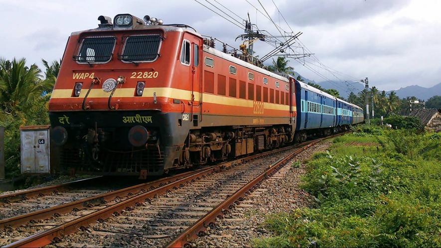 रोजगाराच्या मुद्द्यावरून सरकार विरोधी पक्षाच्या टीकेचा धनी होत आहे. काही दिवसांपूर्वी माहितीच्या अधिकारात विचारलेल्या प्रश्नाचे उत्तर देताना रेल्वेने सांगितले होते की, २००८ ते २०१८ या काळात जितके लोक निवृत्त होतील त्यापेक्षा कमी लोकांनाच रोजगार देण्यात आला. त्यामुळे रेल्वेत ३ लाख पदे रिक्त आहेत. रोजगाराच्या मुद्द्यावरून सरकार विरोधी पक्षाच्या टीकेचा धनी होत आहे. काही दिवसांपूर्वी माहितीच्या अधिकारात विचारलेल्या प्रश्नाचे उत्तर देताना रेल्वेने सांगितले होते की, २००८ ते २०१८ या काळात जितके लोक निवृत्त होतील त्यापेक्षा कमी लोकांनाच रोजगार देण्यात आला. त्यामुळे रेल्वेत ३ लाख पदे रिक्त आहेत.