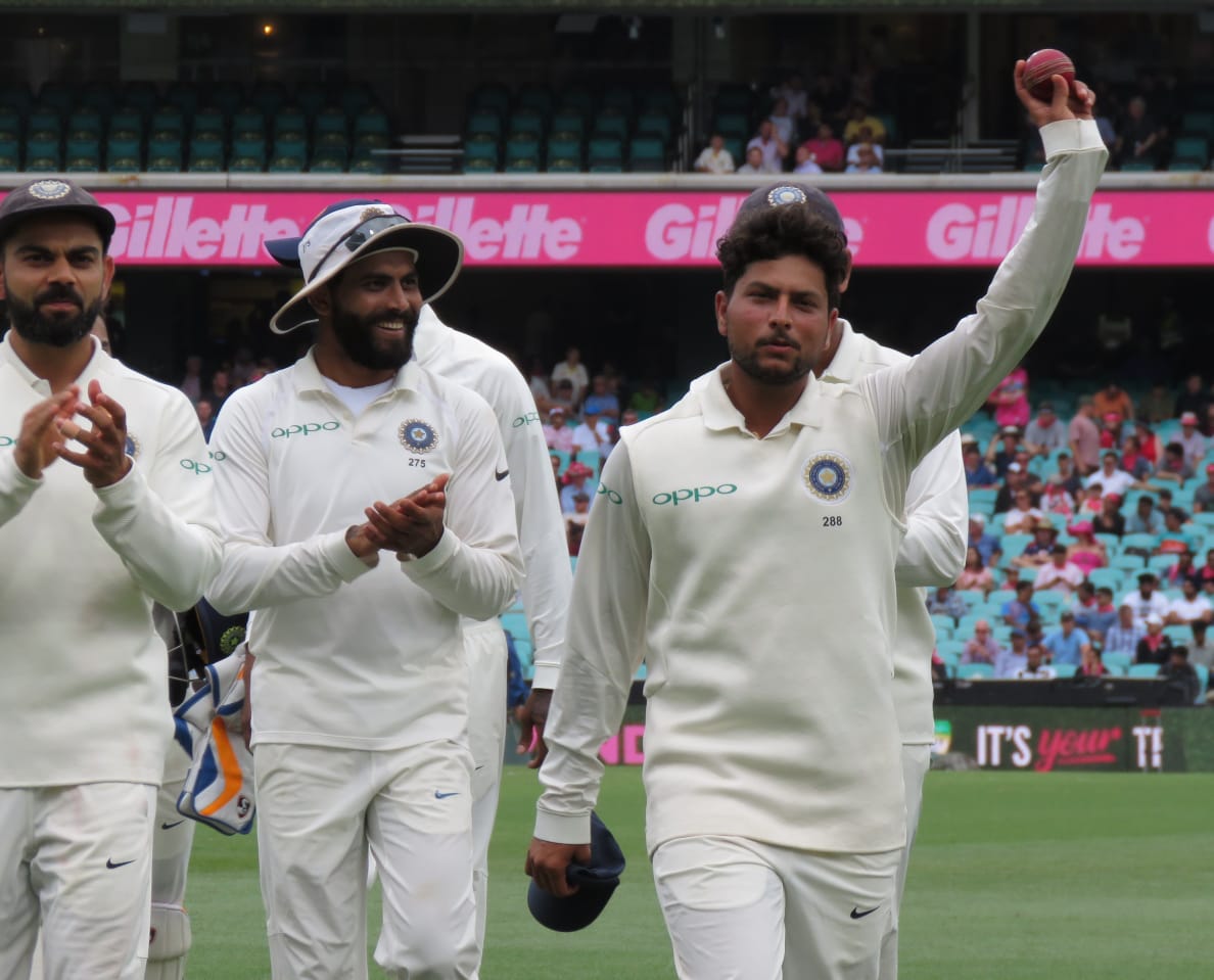 ऑस्ट्रेलियाच्या पहिल्या डावातील शेवटचा गडी बाद झाल्यानंतर मैदानातून बाहेर पडताना विराटने चेंडू कुलदीपच्या हातात देत त्याचे कौतुक केले. तसंच मैदानातून बाहेर पडताना कुलदीपला सर्वात पुढे जाऊ देत इतर सहकारी त्याच्या मागुन चालत होते. विराटच्या या कृतीमुळे क्रिकेट जगतात दोघांचंही कौतुक केलं जात आहे. ऑस्ट्रेलियाच्या पहिल्या डावातील शेवटचा गडी बाद झाल्यानंतर मैदानातून बाहेर पडताना विराटने चेंडू कुलदीपच्या हातात देत त्याचे कौतुक केले. तसंच मैदानातून बाहेर पडताना कुलदीपला सर्वात पुढे जाऊ देत इतर सहकारी त्याच्या मागुन चालत होते. विराटच्या या कृतीमुळे क्रिकेट जगतात दोघांचंही कौतुक केलं जात आहे.