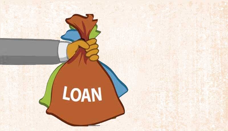 गोल्ड बॉण्ड सोन्याच्या किंमतीशी संबंधित असतात. सोन्याच्या किंमतीत वाढ झाल्यास गुंतवणूकही वाढते. यासाठी कोणत्याही प्रकारचं अतिरिक्त शुल्क आकारलं जात नाही. या योजनेतून बॉण्डवर कर्जही घेता येतं. गोल्ड बॉण्ड हा पेपर आणि इलेक्ट्रीक स्वरुपात असणार आहे. यासाठी सोनं लॉकरमध्ये ठेवण्याचा खर्चही करावा लागत नाही. गोल्ड बॉण्ड सोन्याच्या किंमतीशी संबंधित असतात. सोन्याच्या किंमतीत वाढ झाल्यास गुंतवणूकही वाढते. यासाठी कोणत्याही प्रकारचं अतिरिक्त शुल्क आकारलं जात नाही. या योजनेतून बॉण्डवर कर्जही घेता येतं. गोल्ड बॉण्ड हा पेपर आणि इलेक्ट्रीक स्वरुपात असणार आहे. यासाठी सोनं लॉकरमध्ये ठेवण्याचा खर्चही करावा लागत नाही.