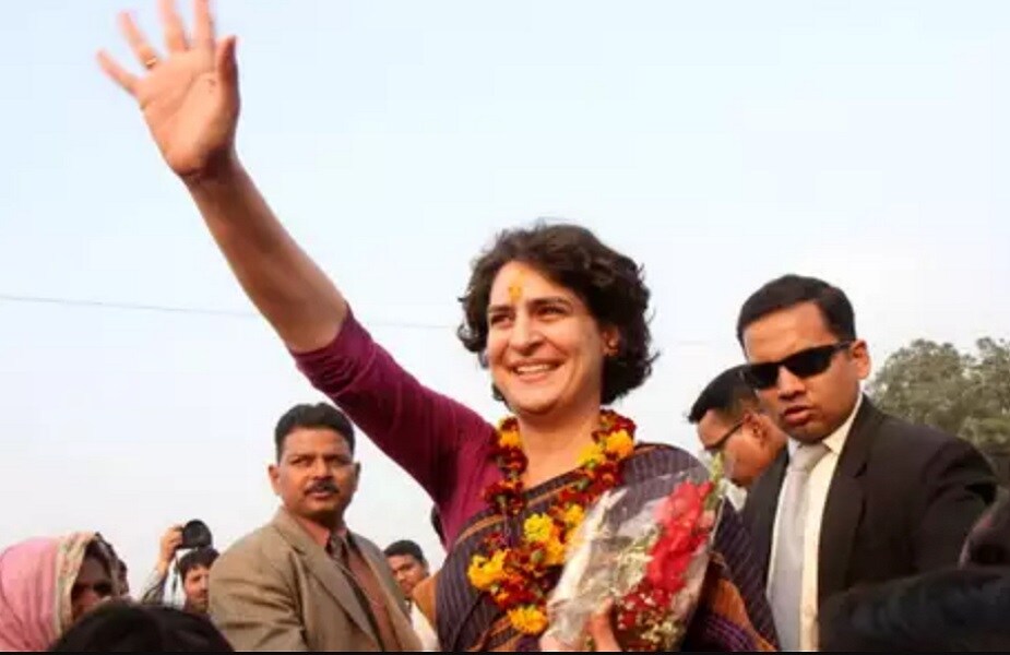 केवळबुधवारी काँग्रेसने प्रियांका गांधी यांच्या राजकारण प्रवेशाची घोषणा केली आणि सर्वांना आश्चर्याचा धक्का बसला. प्रियांका यांना सरचिटणीस हे पद देण्यात आलं असू पूर्व उत्तर प्रदेशचा प्रभारी नियुक्त करण्यात आलं होतं. आत्तापर्यंत पडद्यामागून राहुल गांधी यांना मदत करणाऱ्या प्रियांका आता सक्रिय राजकारणात दिसणार आहेत. सोनिया गांधीच नाही तर राहुल गांधी यांच्या विजयामध्ये देखील प्रियांका गांधी यांनी महत्त्वाची भूमिका पार पडली आहे. केवळबुधवारी काँग्रेसने प्रियांका गांधी यांच्या राजकारण प्रवेशाची घोषणा केली आणि सर्वांना आश्चर्याचा धक्का बसला. प्रियांका यांना सरचिटणीस हे पद देण्यात आलं असू पूर्व उत्तर प्रदेशचा प्रभारी नियुक्त करण्यात आलं होतं. आत्तापर्यंत पडद्यामागून राहुल गांधी यांना मदत करणाऱ्या प्रियांका आता सक्रिय राजकारणात दिसणार आहेत. सोनिया गांधीच नाही तर राहुल गांधी यांच्या विजयामध्ये देखील प्रियांका गांधी यांनी महत्त्वाची भूमिका पार पडली आहे.