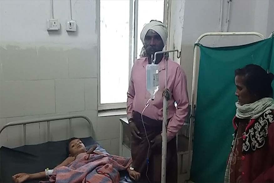 इतक्या गंभीररित्या त्याच्या छातीतून झाडाचं लाकूड आरपार झालं पण तरीही मुलाच्या डोळ्यातून अश्रूंचा थेंबदेखील आला नाही. इतक्या गंभीररित्या त्याच्या छातीतून झाडाचं लाकूड आरपार झालं पण तरीही मुलाच्या डोळ्यातून अश्रूंचा थेंबदेखील आला नाही.