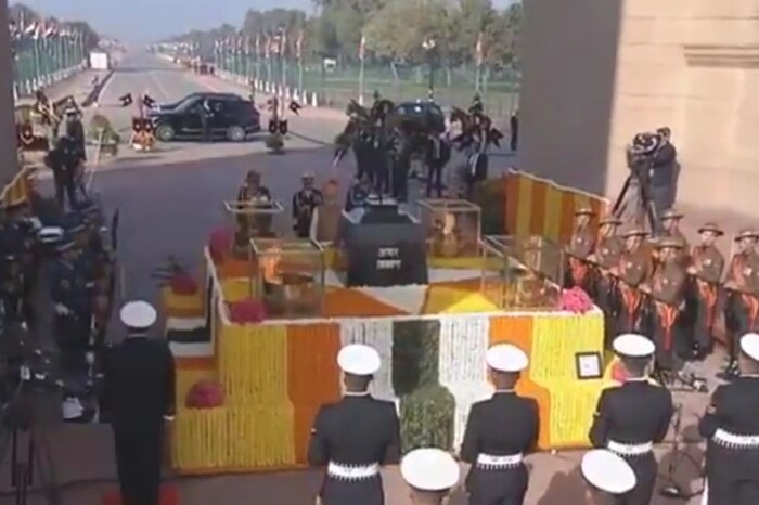 पंतप्रधान देशासाठी बलिदान दिलेल्या शहीदांना अमर ज्योती स्मारक येथे श्रद्धांजली वाहतात.